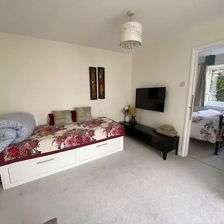 Cosy Apartment With Private Access And Kitchenette In Guildford (Adults Only) Worplesdon Екстер'єр фото