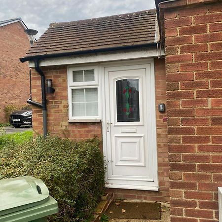 Cosy Apartment With Private Access And Kitchenette In Guildford (Adults Only) Worplesdon Екстер'єр фото
