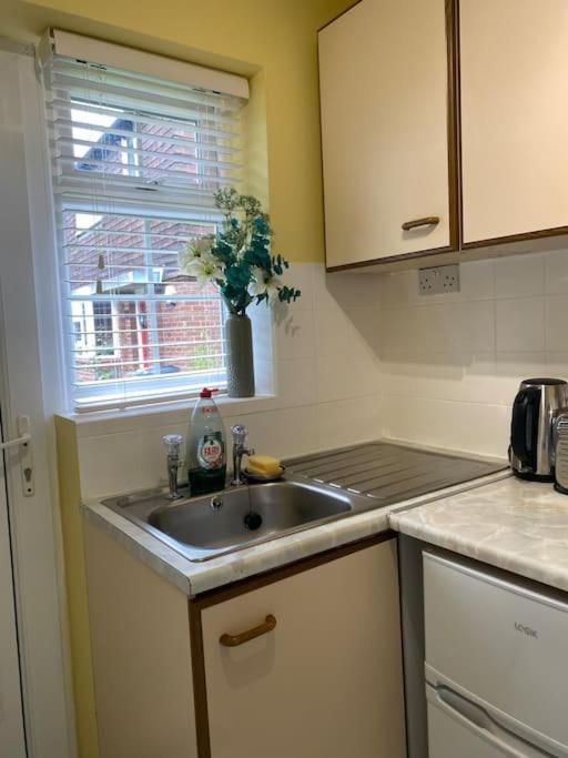 Cosy Apartment With Private Access And Kitchenette In Guildford (Adults Only) Worplesdon Екстер'єр фото