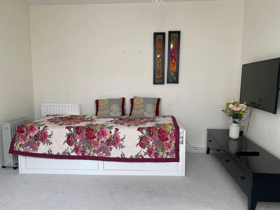 Cosy Apartment With Private Access And Kitchenette In Guildford (Adults Only) Worplesdon Екстер'єр фото