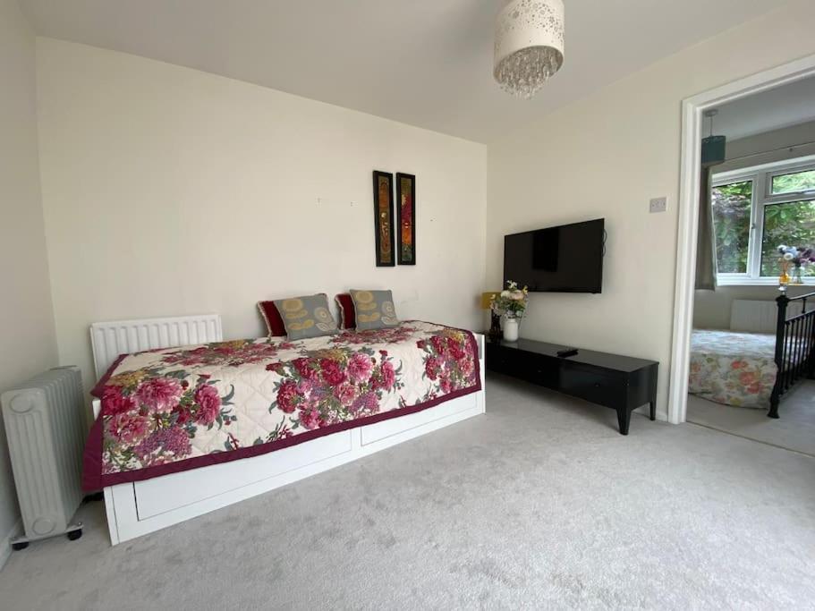 Cosy Apartment With Private Access And Kitchenette In Guildford (Adults Only) Worplesdon Екстер'єр фото