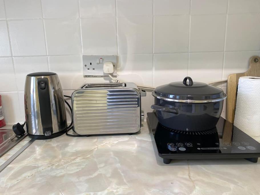 Cosy Apartment With Private Access And Kitchenette In Guildford (Adults Only) Worplesdon Екстер'єр фото